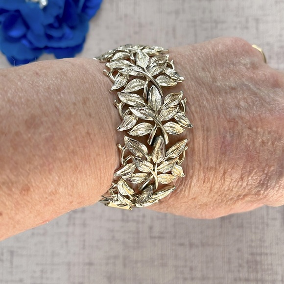 Coro Vintage Rare Gold Toned Leaf Bracelet 7 inch Length & Signed Snap Closure - Picture 3 of 5